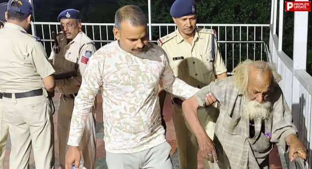 भूखे-प्यासे बुजुर्ग का सहारा बने जीआरपी जवान, भोजन कराकर सुरक्षित पटना किया रवाना