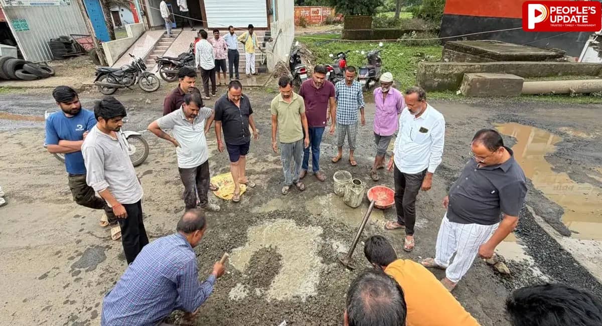 सागर-भोपाल मुख्य मार्ग पर गड्ढे ही गड्ढे, प्रशासन मौन; संजय राय ने खुद संभाला फावड़ा