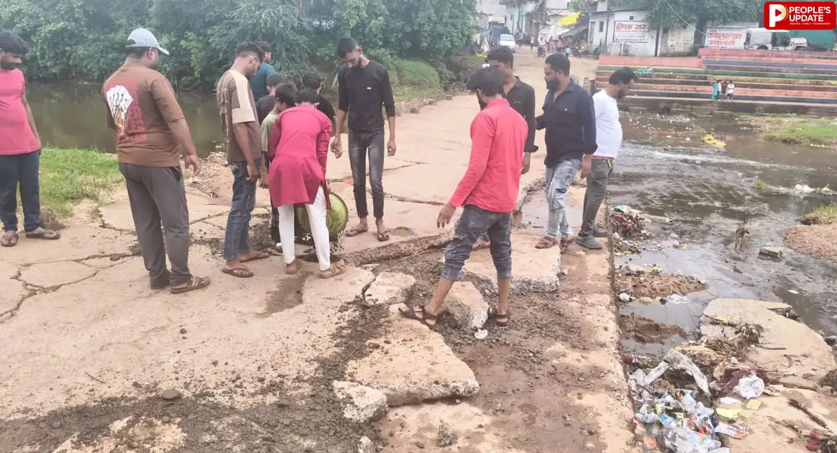 प्रशासन की अनदेखी के बीच युवाओं ने संभाली जिम्मेदारी, अपने खर्च से करेंगे रिपटे की मरम्मत