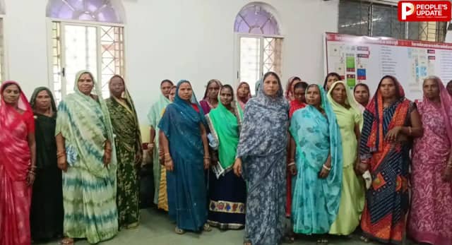 हरदा में अवैध शराब के खिलाफ महिलाओं का मोर्चा, कलेक्टर से शिकायत; बोलीं- बिगड़ रहा गांव का माहौल
