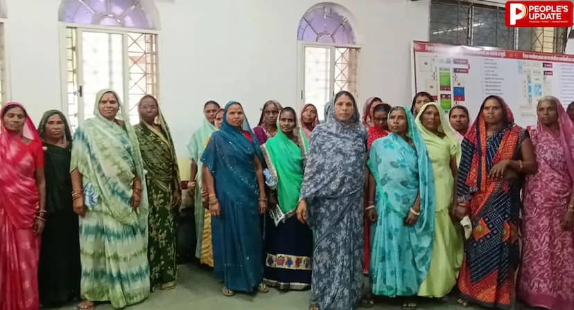 हरदा में अवैध शराब के खिलाफ महिलाओं का मोर्चा, कलेक्टर से शिकायत; बोलीं- बिगड़ रहा गांव का माहौल