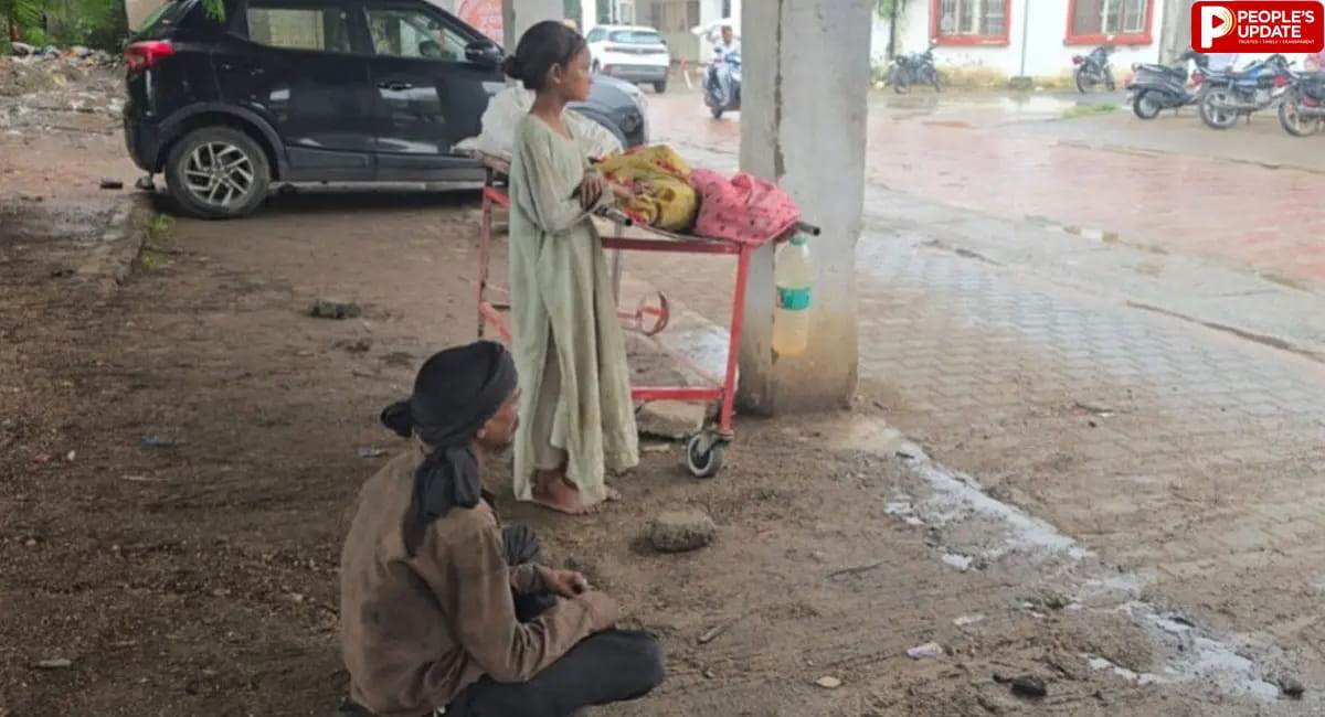 पत्नी का शव स्ट्रेचर पर, पास बैठी 8 साल की बेटी... बारिश में मदद का इंतजार करता रहा गरीब पति