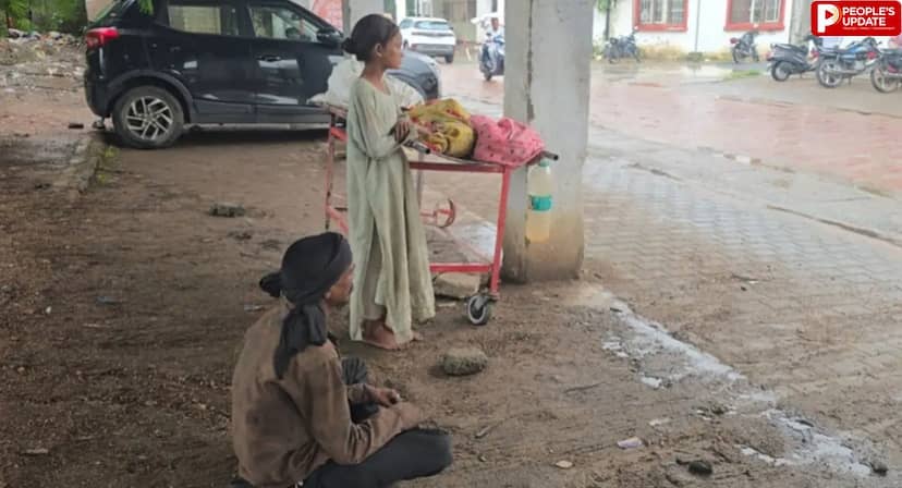 पत्नी का शव स्ट्रेचर पर, पास बैठी 8 साल की बेटी... बारिश में मदद का इंतजार करता रहा गरीब पति