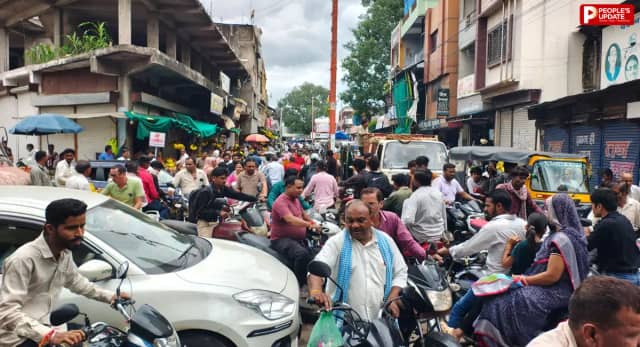 सिवनी मालवा की संकरी सड़क बनी मुसीबत,गांधी चौक से रेंज ऑफिस तक रोज जाम; पैदल निकलना भी मुश्किल