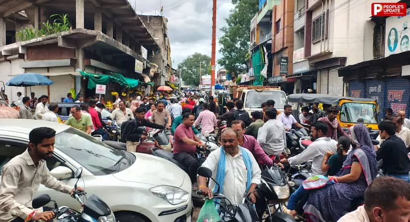 सिवनी मालवा की संकरी सड़क बनी मुसीबत,गांधी चौक से रेंज ऑफिस तक रोज जाम; पैदल निकलना भी मुश्किल