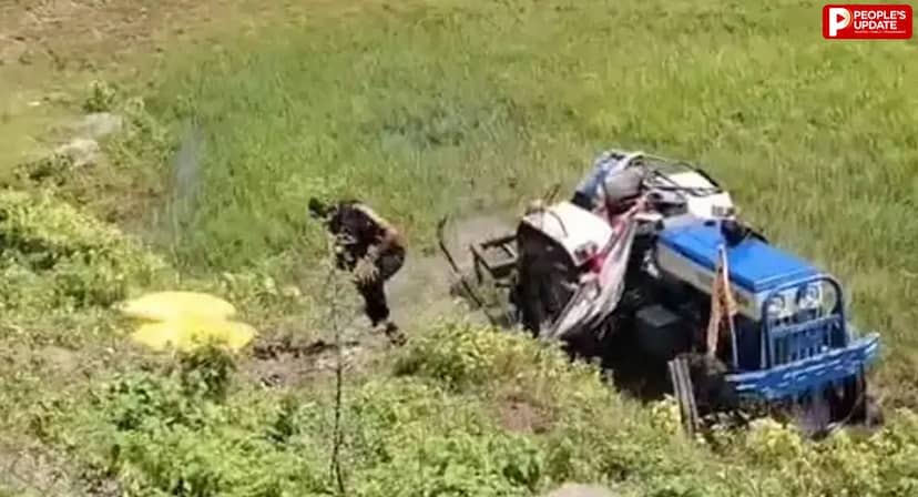 मैहर में दर्दनाक सड़क हादसा, राहगीर को बचाने में खाई में पलटा खाद से लदा ट्रैक्टर; किशोर की मौत