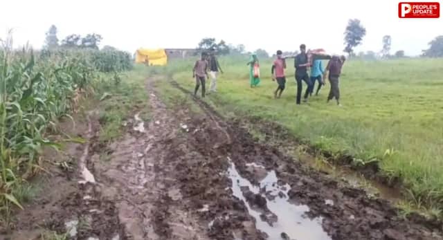 सड़क नहीं, कीचड़ का रास्ता... प्रसव पीड़िता को चारपाई पर लेकर निकले ग्रामीण
