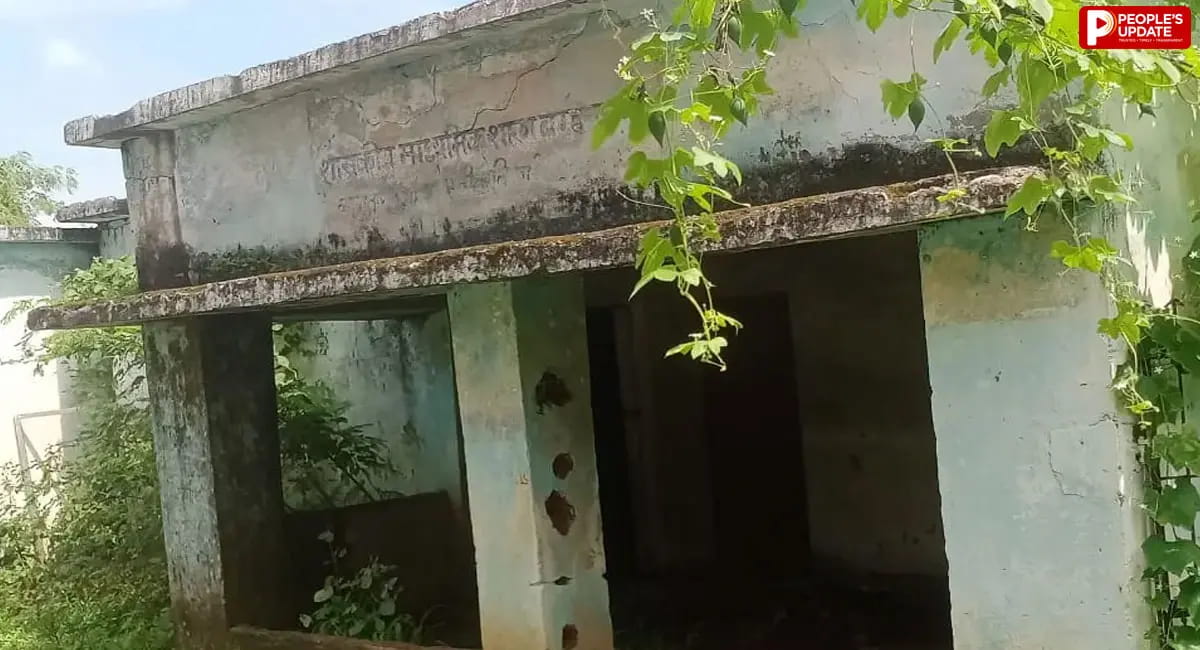 कटनी में तिरपाल के नीचे पढ़ रहे नौनिहाल, जर्जर स्कूल भवन के बाद निजी परिसर में लगी कक्षा