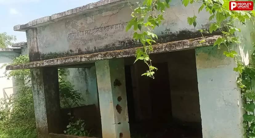 कटनी में तिरपाल के नीचे पढ़ रहे नौनिहाल, जर्जर स्कूल भवन के बाद निजी परिसर में लगी कक्षा