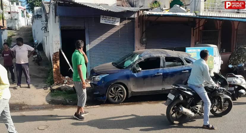 परासिया में कुत्ते को बचाने में बेकाबू हुई कार, पत्थर से टकराकर मकान में घुसी; बुजुर्ग की मौत
