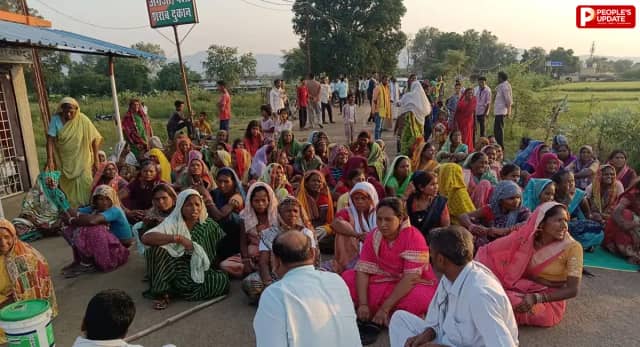 सोहागपुर में शराब दुकान हटाने को लेकर महिलाओं का धरना, मुख्य मार्ग पर बैठकर किया प्रदर्शन