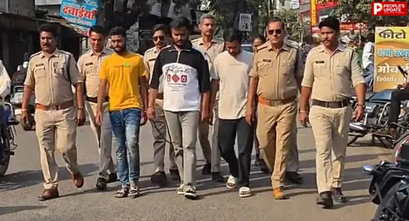हरदा में चाकूबाजी के आरोपियों का जुलूस, कान पकड़कर लगवाई उठक-बैठक