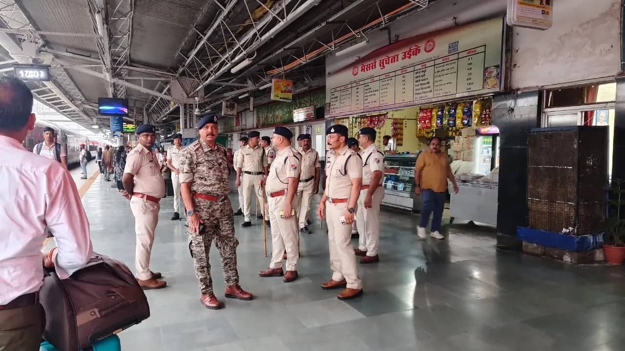 इटारसी जंक्शन पर GRP और RPF ने संयुक्त कार्रवाई, 30 वेंडर पकड़े