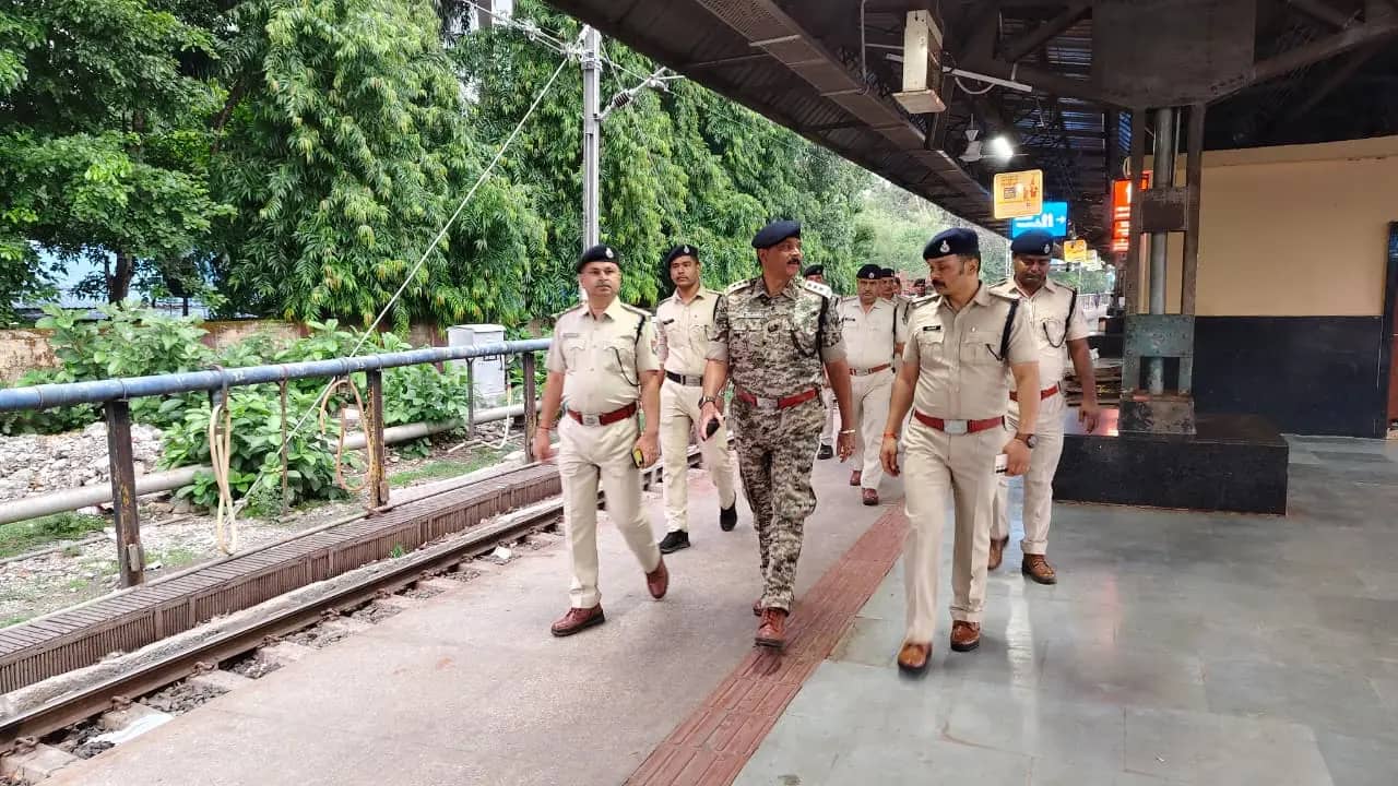 इटारसी जंक्शन पर GRP और RPF ने संयुक्त कार्रवाई, 30 वेंडर पकड़े