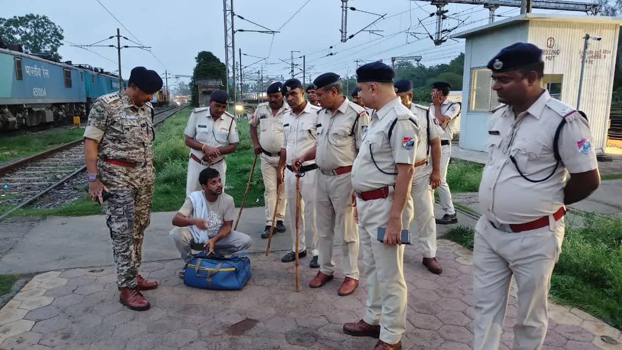 इटारसी जंक्शन पर GRP और RPF ने संयुक्त कार्रवाई, 30 वेंडर पकड़े