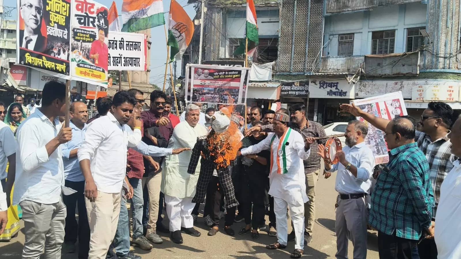 इटारसी में कांग्रेस का प्रदर्शन, मुख्य चुनाव आयुक्त ज्ञानेश कुमार के इस्तीफे की मांग