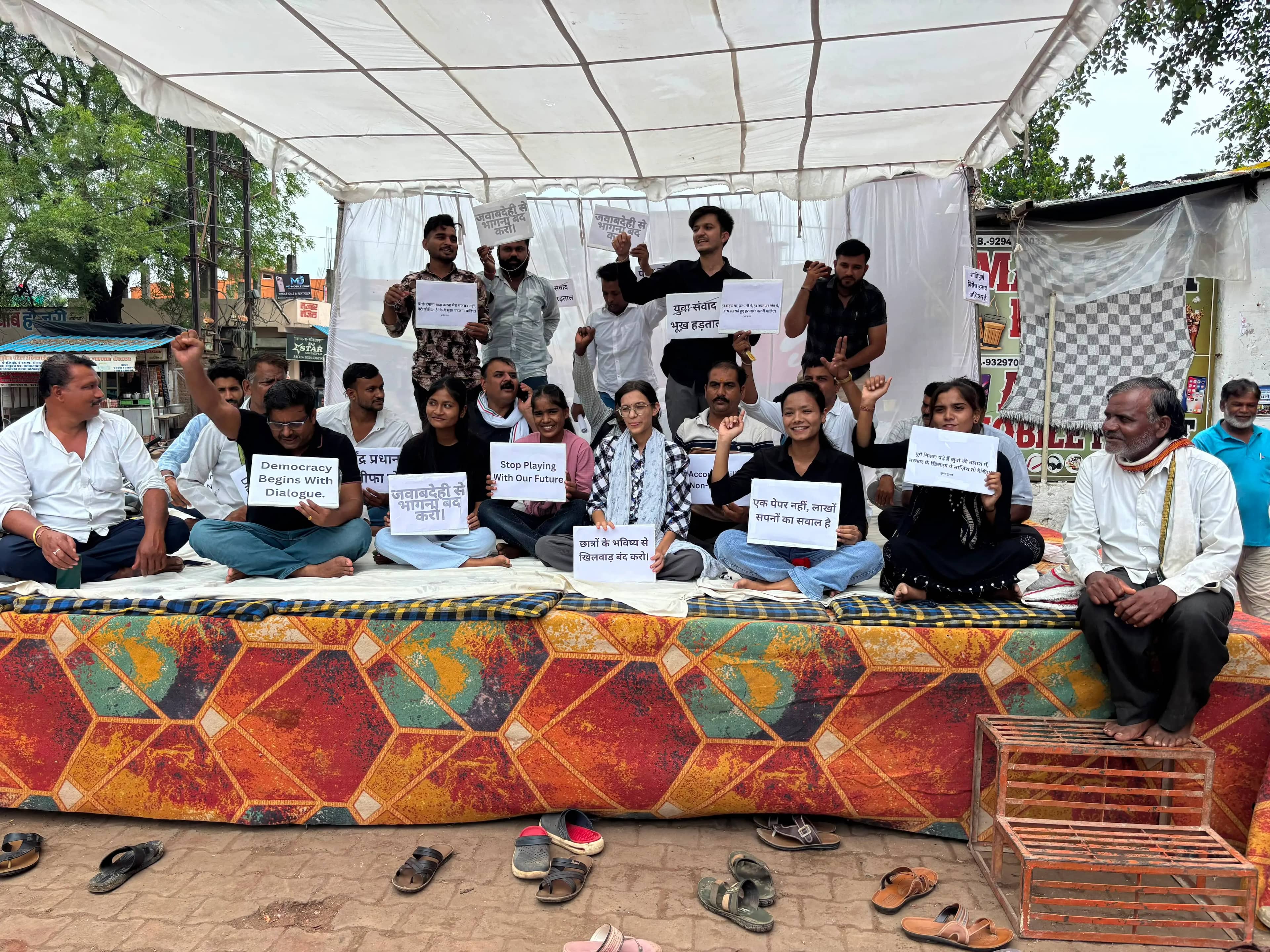शिक्षा व्यवस्था में सुधार की मांग को लेकर छात्रों की भूख हड़ताल, बारिश भी रही बेअसर
