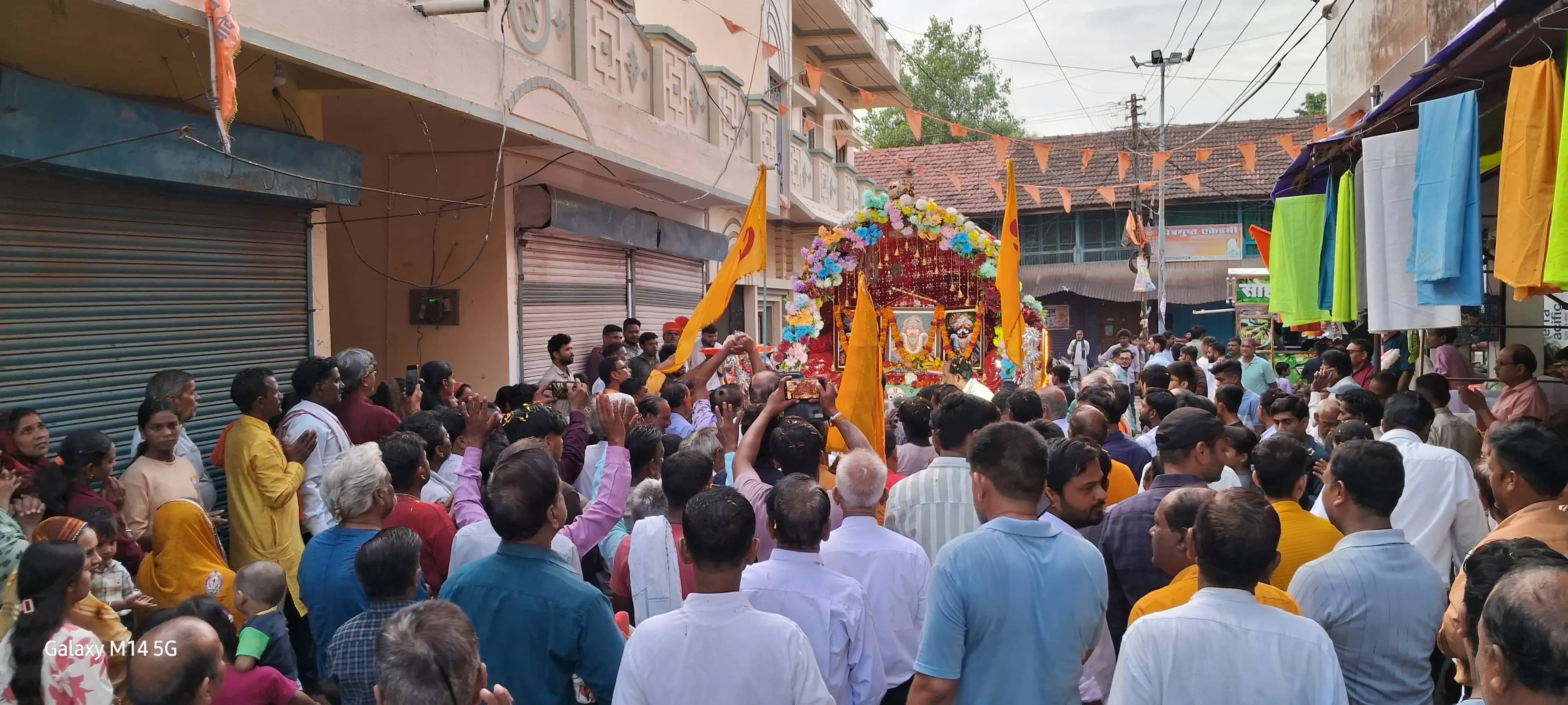 जयघोष और भक्ति में डूबा पूरा नगर