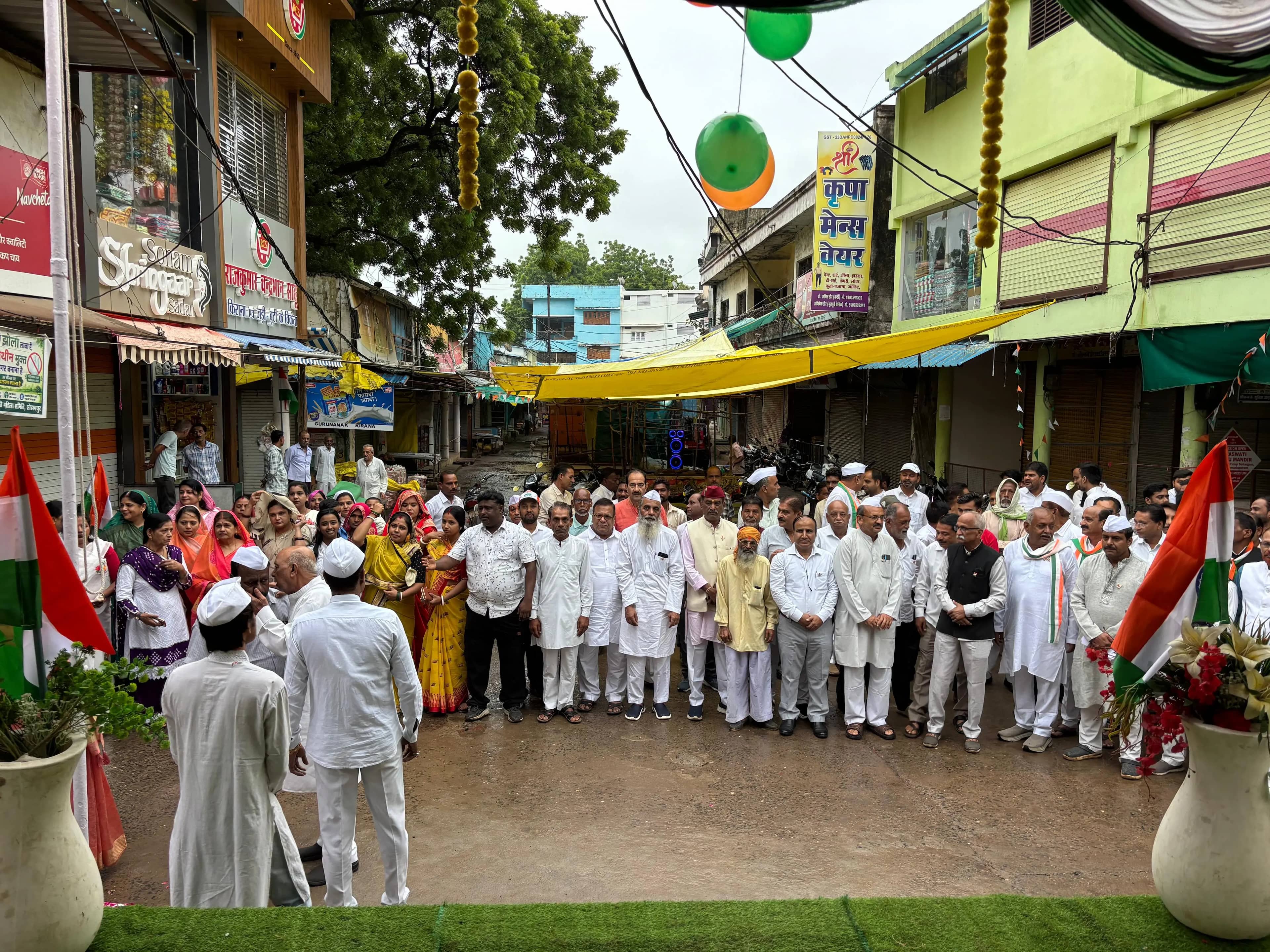 गांधी चौक पर कांग्रेस ने किया ध्वजारोहण, पार्षद हेमलता कहार ने फहराया तिरंगा