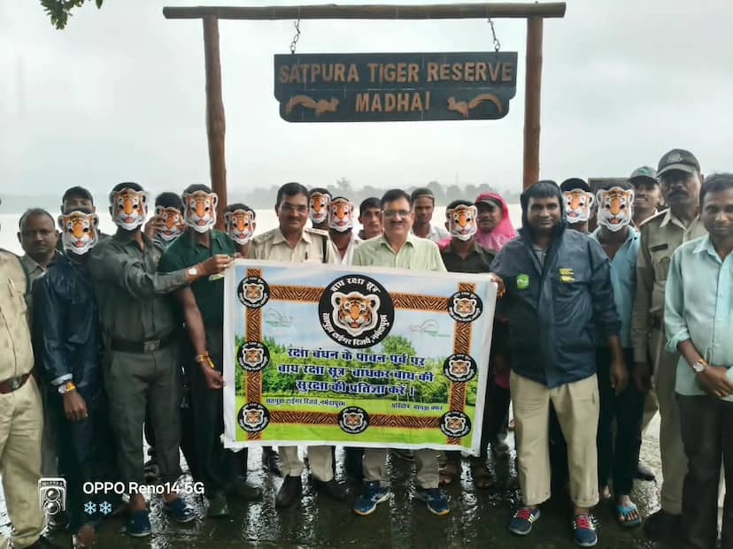 रक्षाबंधन पर बाघों की सुरक्षा का संकल्प: सतपुड़ा टाइगर रिजर्व ने छात्रों और ग्रामीणों को बांधा ‘बाघ रक्षा सूत्र’