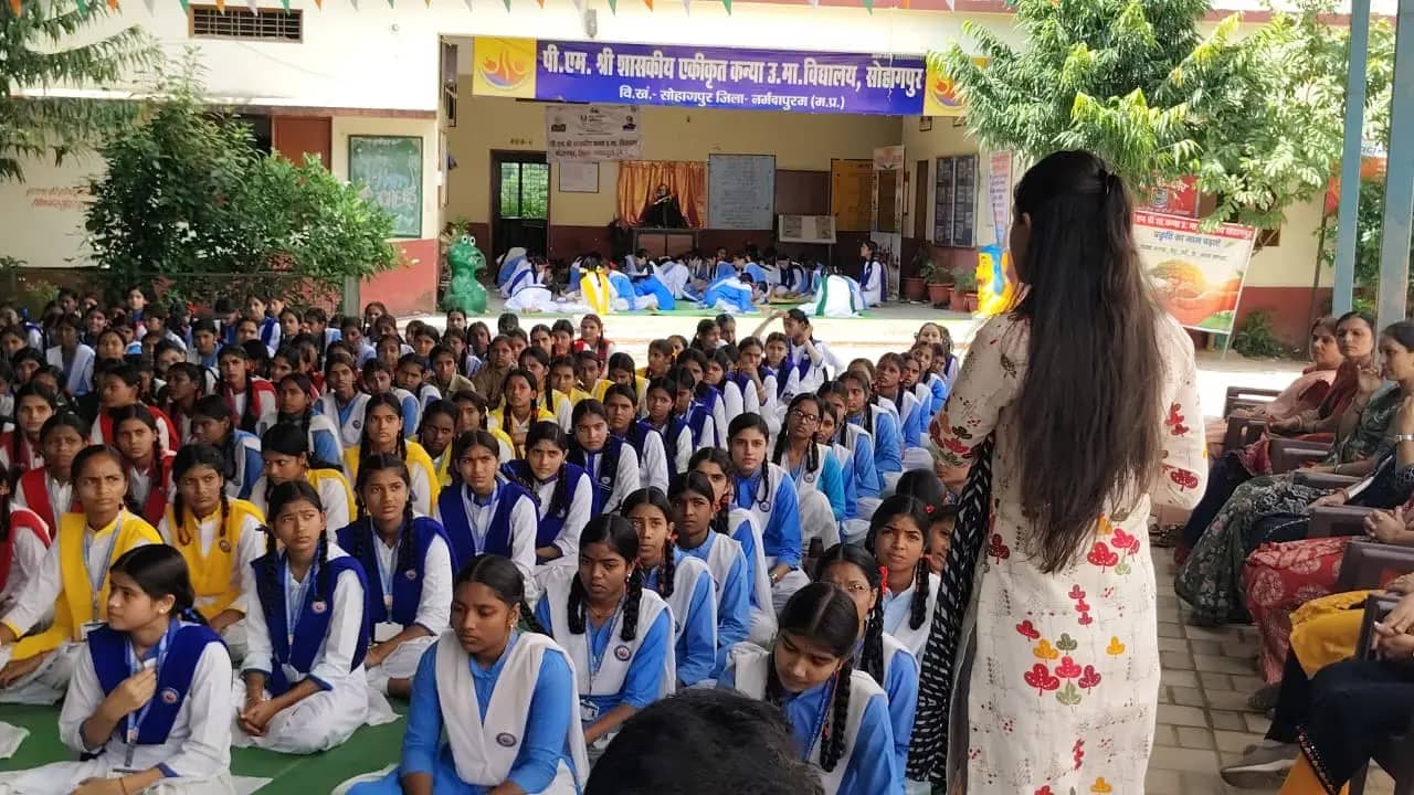सोहागपुर में ‘स्वच्छता की पाठशाला’, छात्राओं को कचरा प्रबंधन और 3R का पाठ पढ़ाया