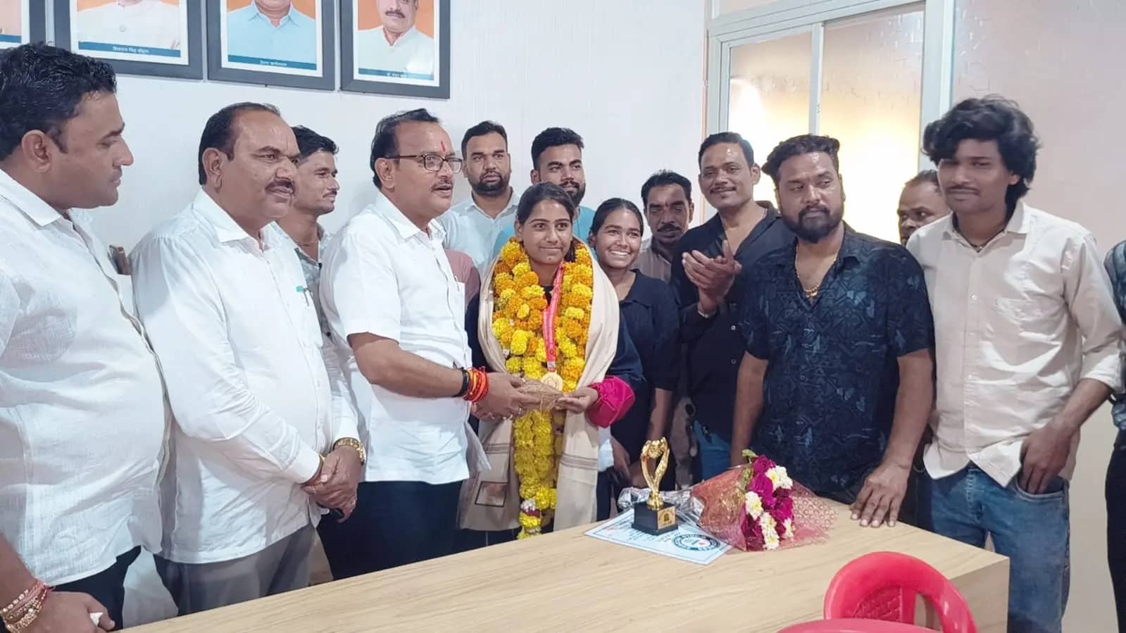 पर्वतारोहण में स्वर्ण पदक जीतकर लौटीं राखी सराठे का समाजजनों ने किया सम्मान
