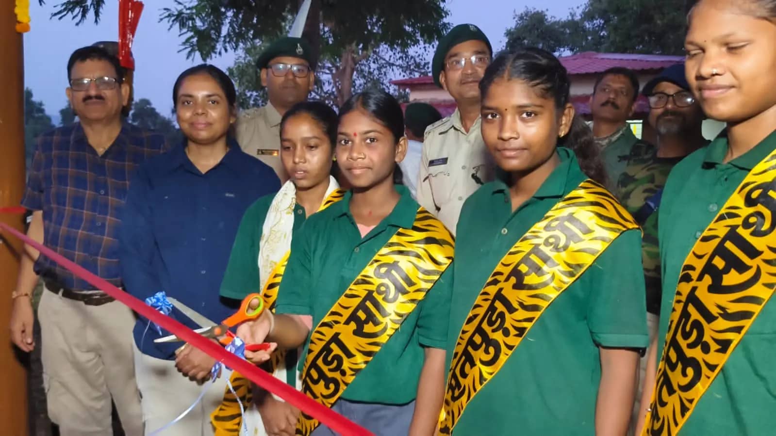 मढ़ई के गेट खुले, सतपुड़ा टाइगर रिजर्व में लौटी रौनक; पर्यटकों का फूलों से हुआ स्वागत