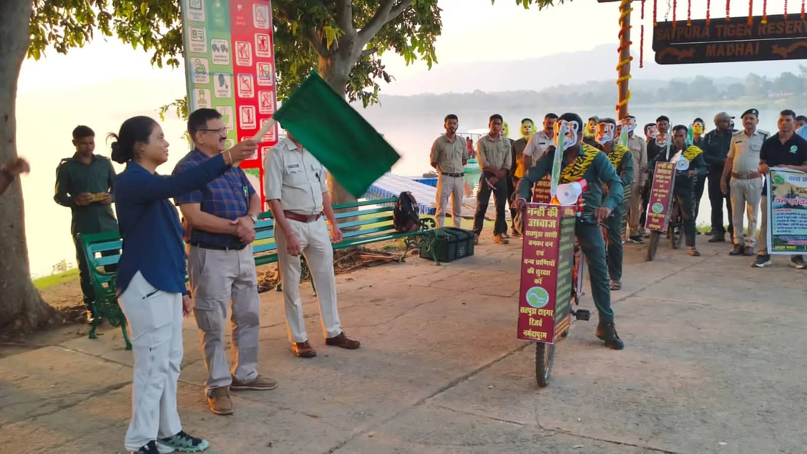 मढ़ई के गेट खुले, सतपुड़ा टाइगर रिजर्व में लौटी रौनक; पर्यटकों का फूलों से हुआ स्वागत
