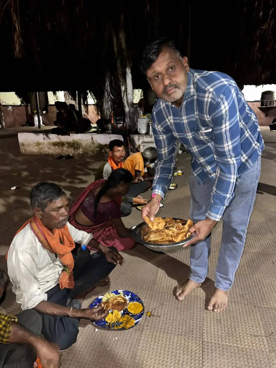 सोहागपुर राम रहीम रोटी बैंक में सेवा की मिसाल, दो परिवारों ने भोजन, बर्तन और कंबल बांटे