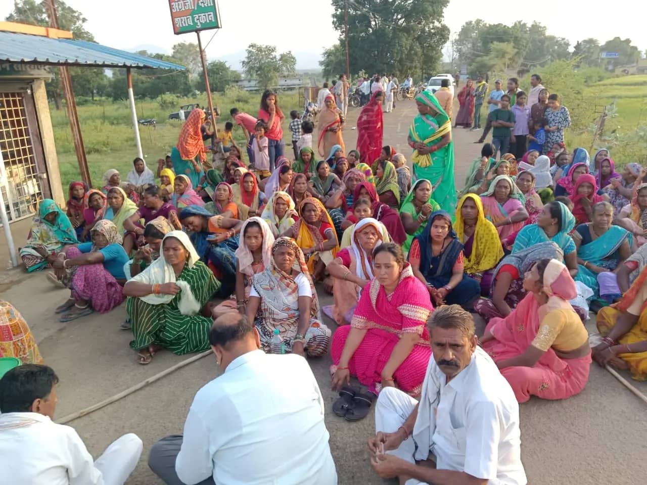 सारंगपुर-मढ़ई शराब दुकान मामला: जनवरी-फरवरी की नीलामी में शामिल नहीं होगी दुकान; आदिवासी महिलाओं का धरना खत्म