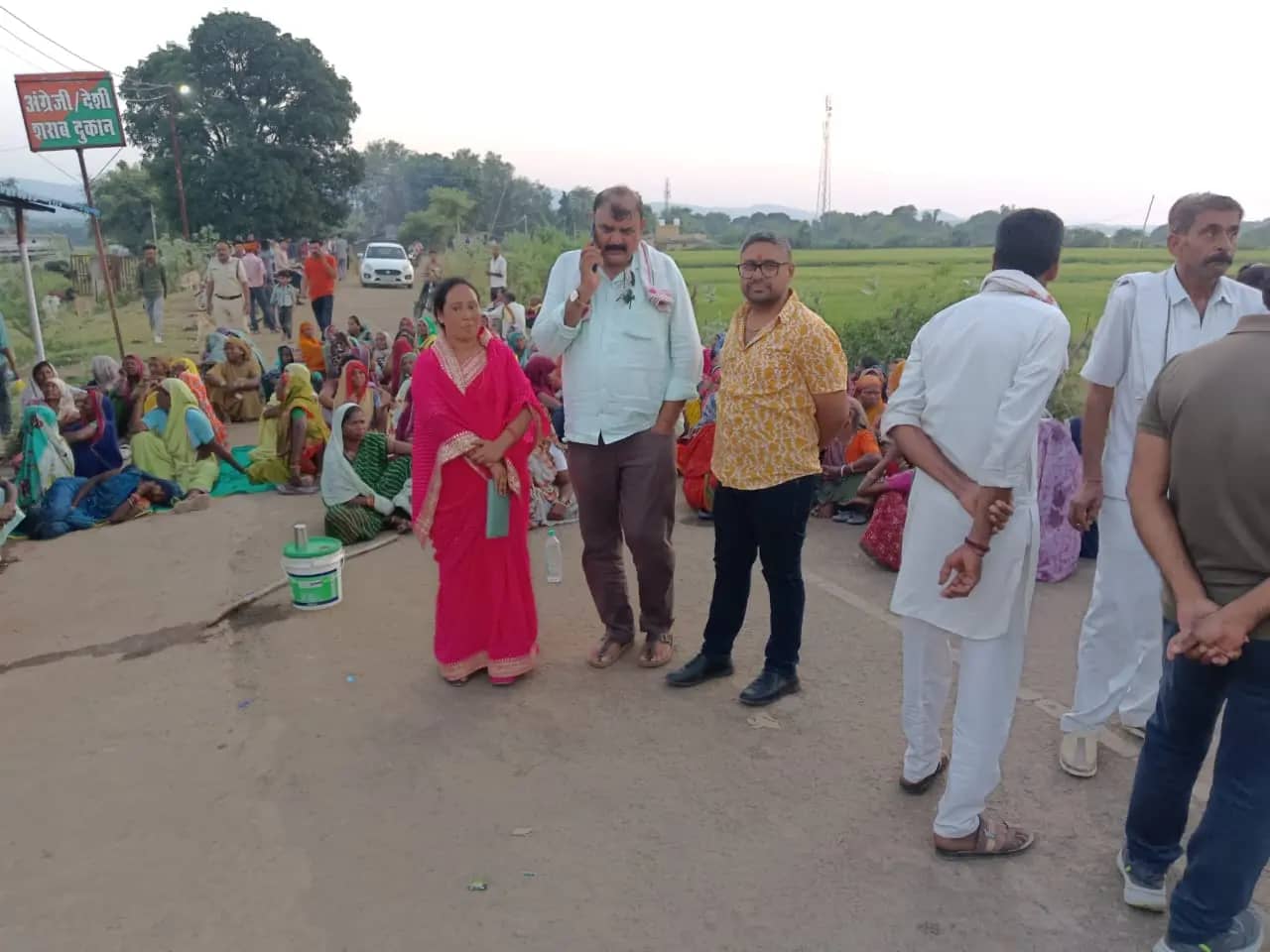 सारंगपुर-मढ़ई शराब दुकान मामला: जनवरी-फरवरी की नीलामी में शामिल नहीं होगी दुकान; आदिवासी महिलाओं का धरना खत्म