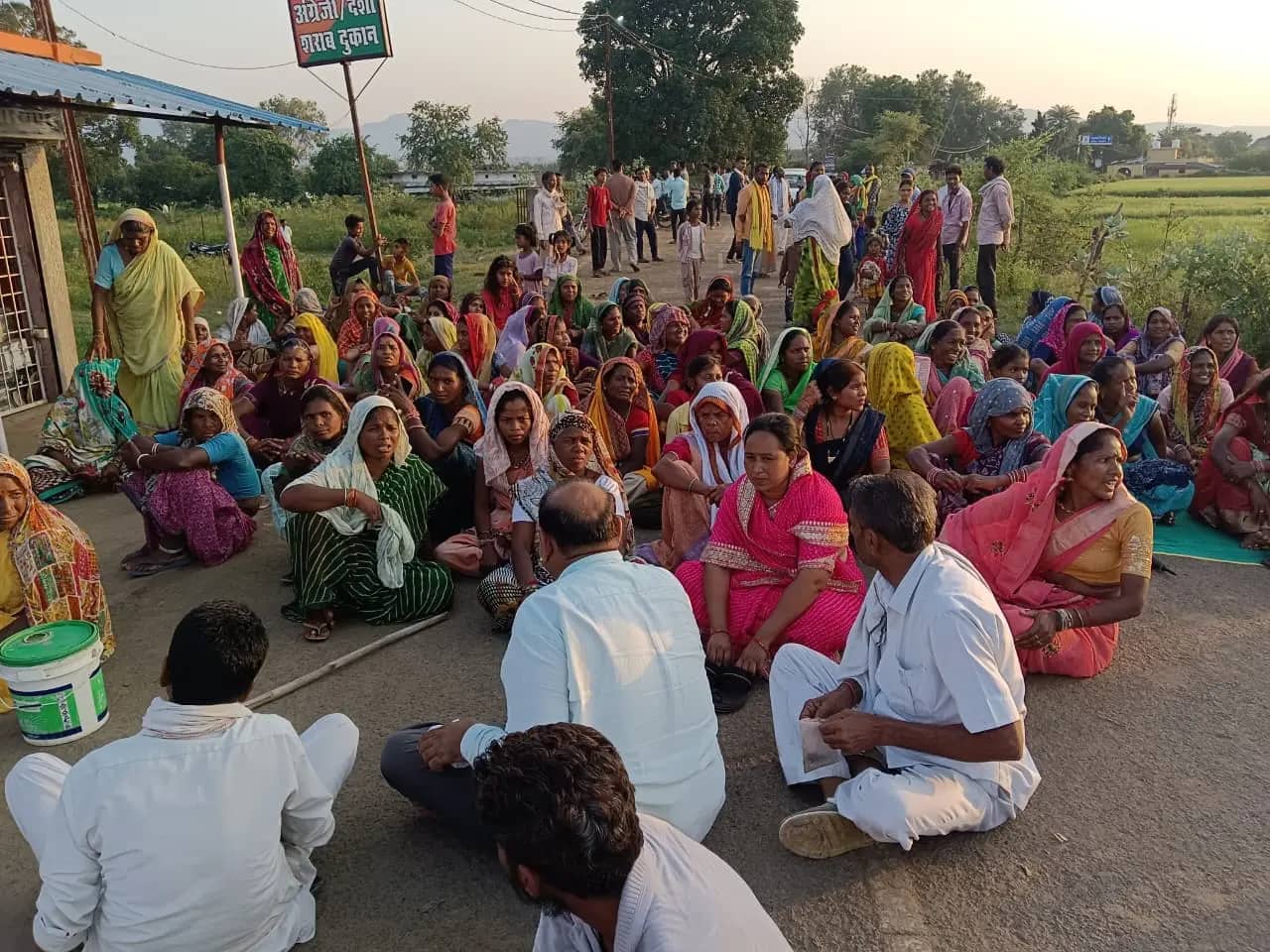 मढ़ई शराब दुकान के विरोध में चक्काजाम करने वालों पर केस, कांग्रेस के पूर्व जिलाध्यक्ष समेत 7 आरोपी