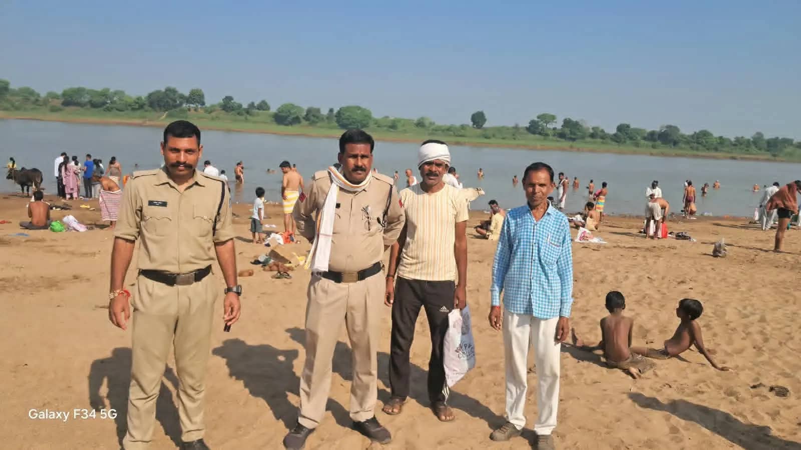 पितृ मोक्ष अमावस्या पर श्री रेवा कुब्जा संगम में उमड़े श्रद्धालु, घाट पर हुआ तर्पण