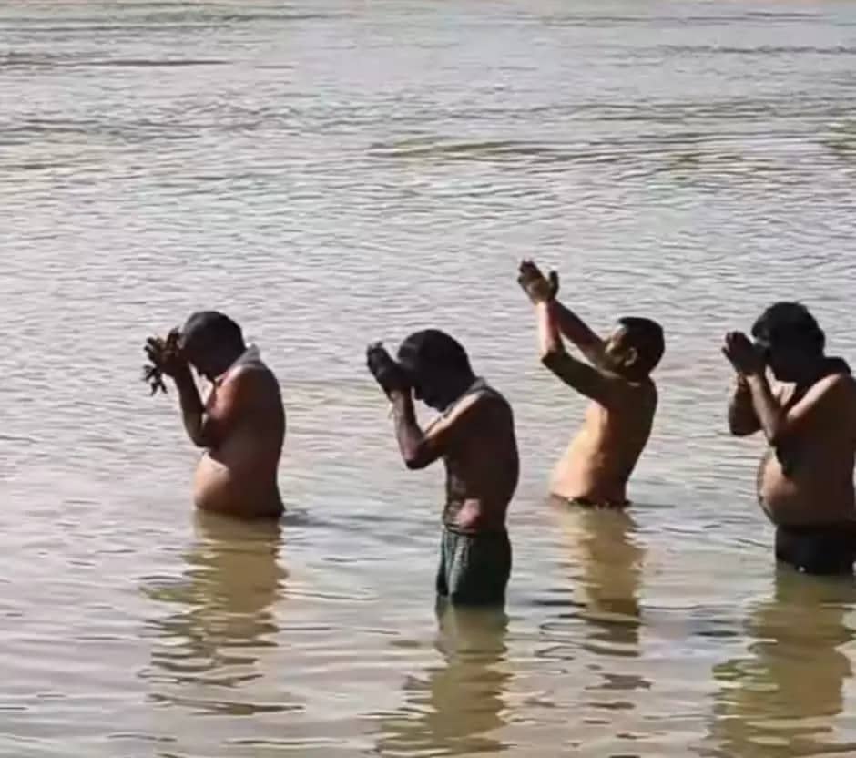 पितृ मोक्ष अमावस्या पर श्री रेवा कुब्जा संगम में उमड़े श्रद्धालु, घाट पर हुआ तर्पण