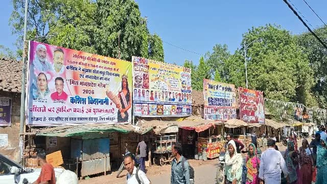 सोहागपुर में हटाने के बाद फिर लगे बिना अनुमति फ्लेक्स, नगर परिषद की कार्रवाई पर उठे सवाल