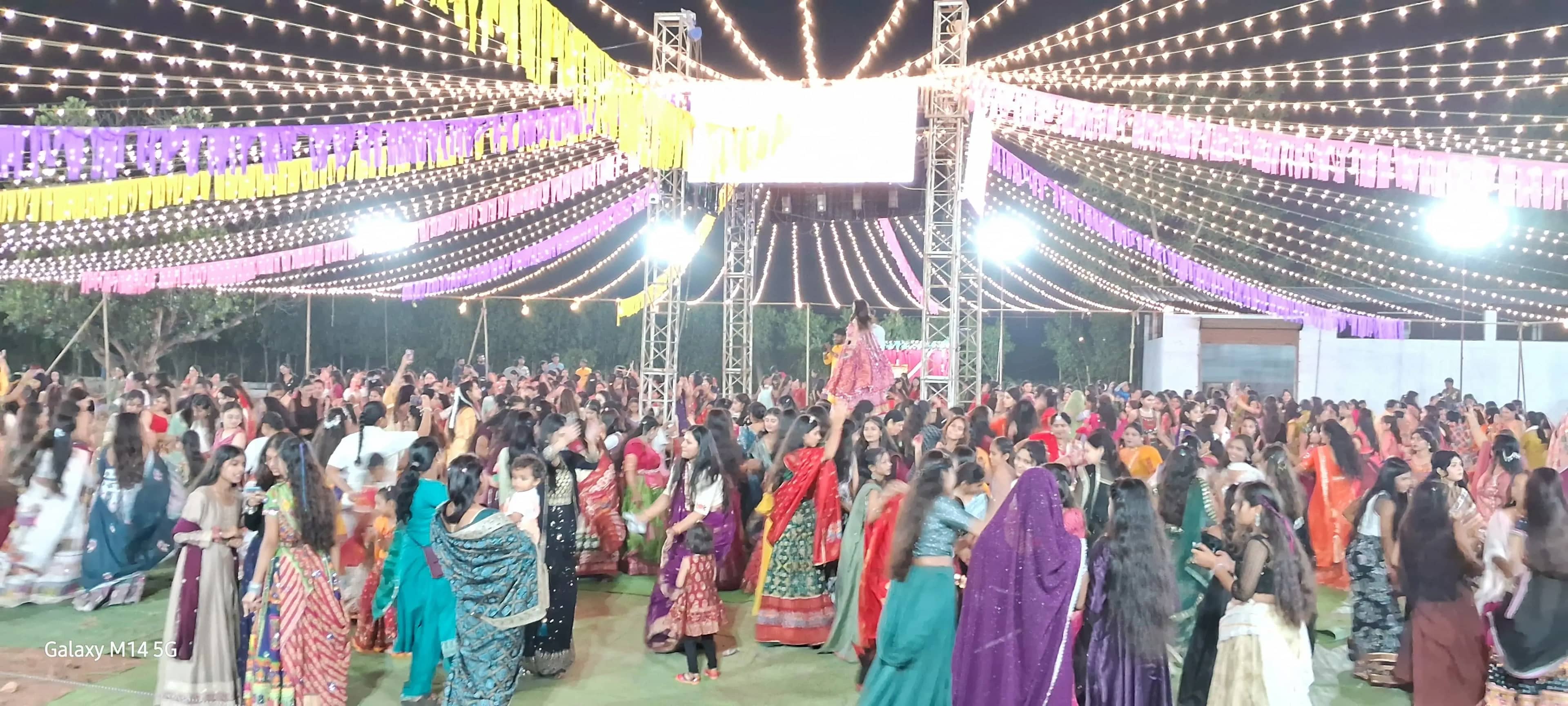 सोहागपुर में मंगलम गरबा महोत्सव 3.0 का शुभारंभ, गुजराती-पंजाबी गानों पर झूमे युवा और महिलाएं