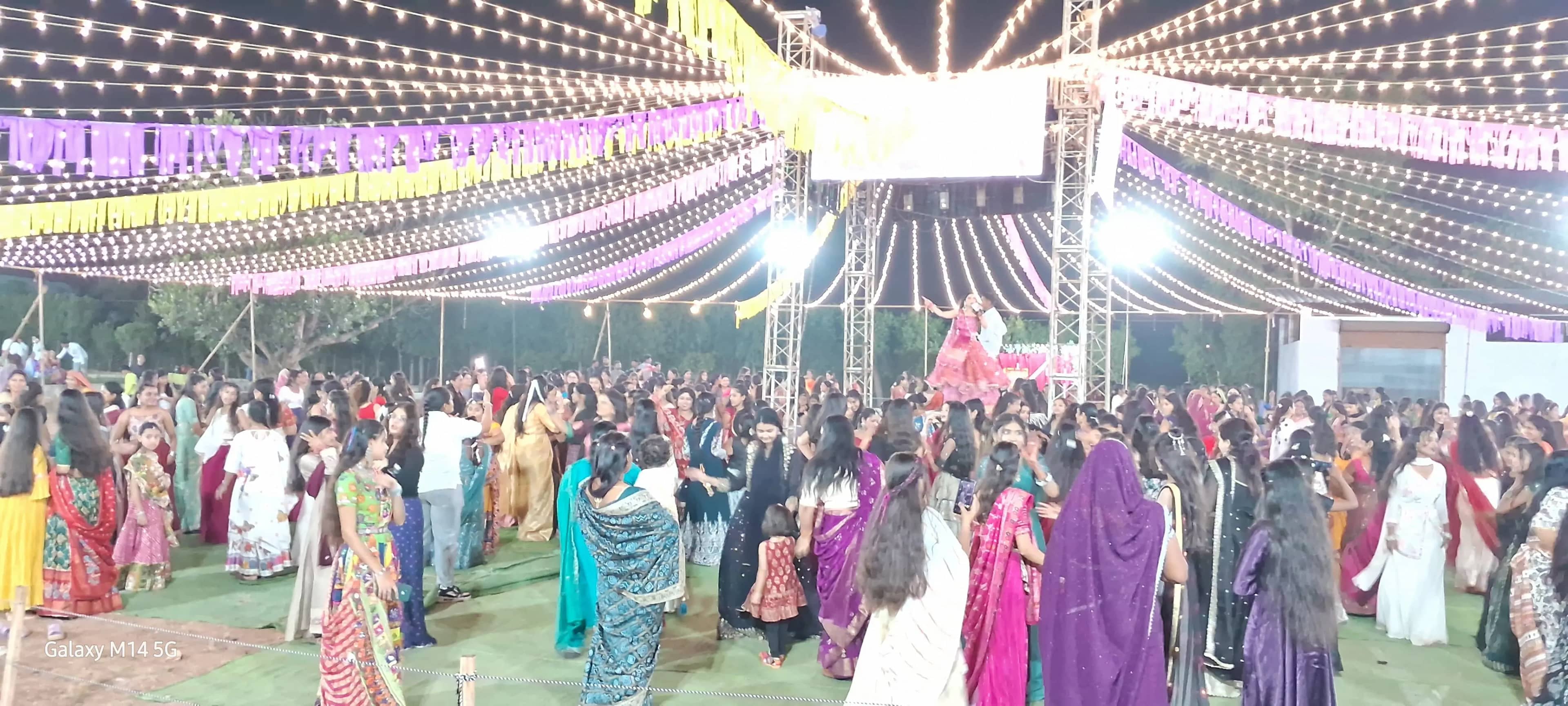 सोहागपुर में मंगलम गरबा महोत्सव 3.0 का शुभारंभ, गुजराती-पंजाबी गानों पर झूमे युवा और महिलाएं