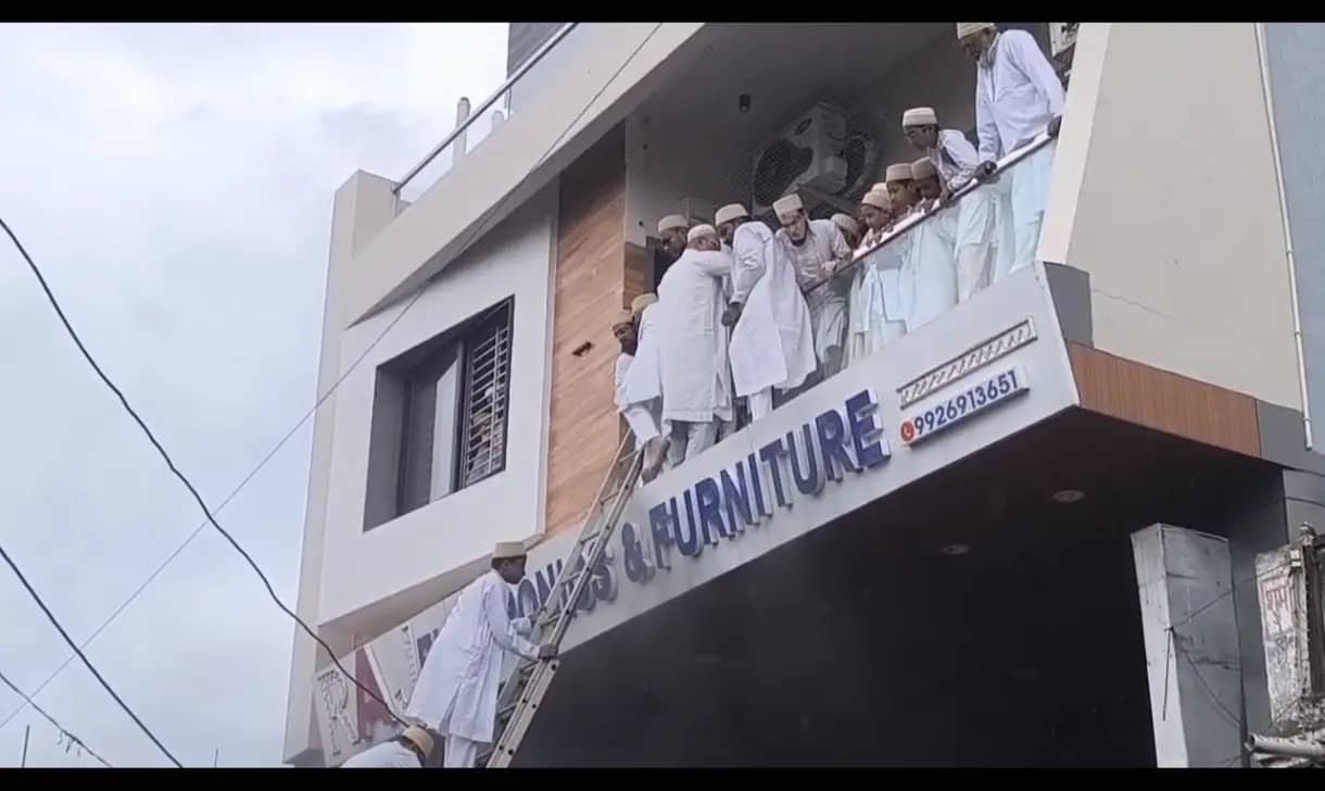 उद्घाटन समारोह के दौरान इलेक्ट्रॉनिक्स -फर्नीचर शोरूम में लगी आग, 25 लोगों को किया रेस्क्यू