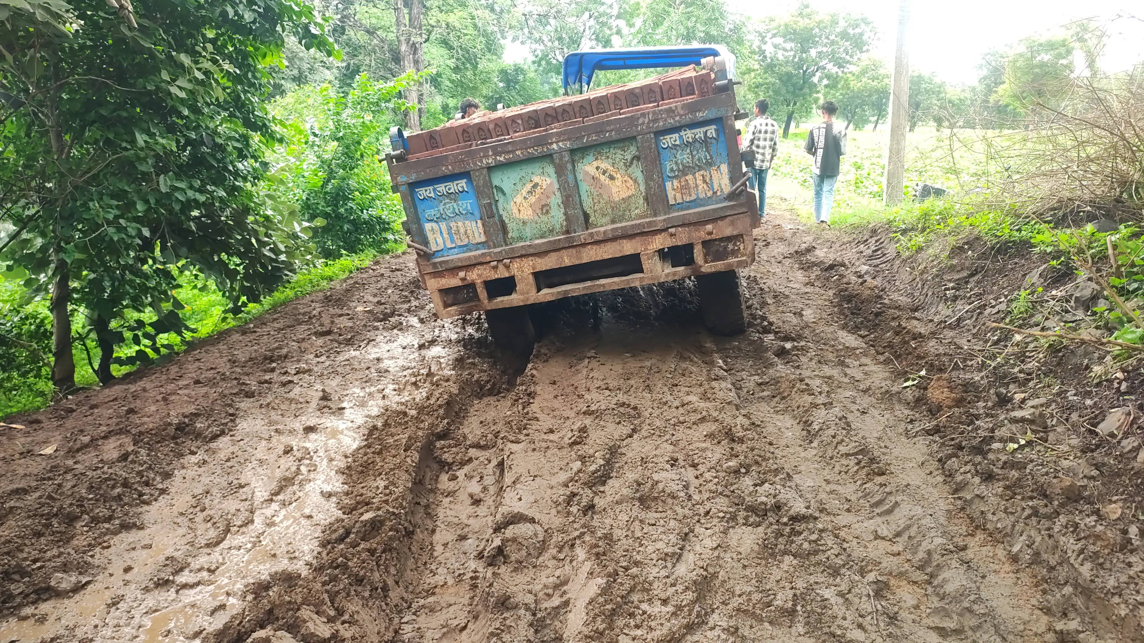 जल निगम की लापरवाही से रामाधामा में बढ़ी परेशानी, सड़कें बनी दलदल; ग्रामीण बोले- अब निकलना भी मुश्किल