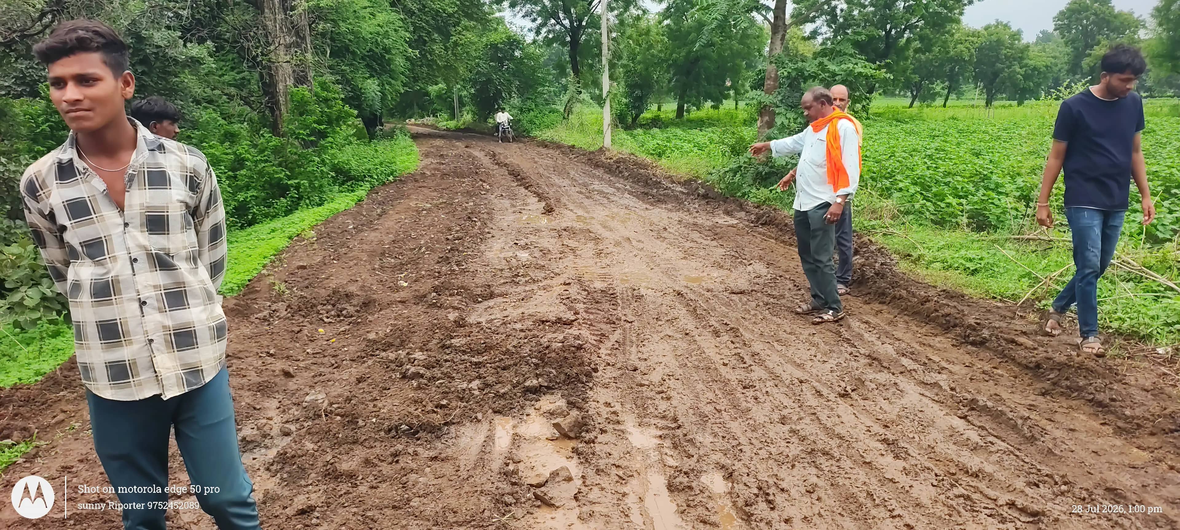 जल निगम की लापरवाही से रामाधामा में बढ़ी परेशानी, सड़कें बनी दलदल; ग्रामीण बोले- अब निकलना भी मुश्किल