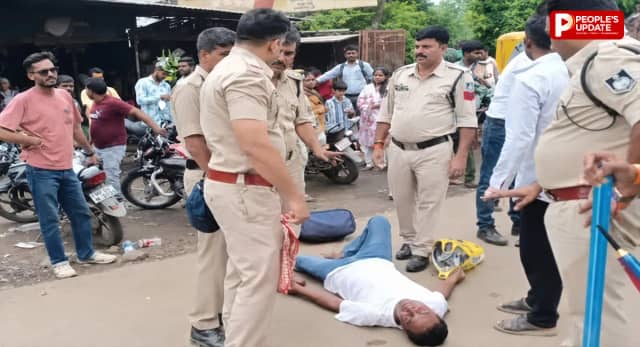 कुबेरेश्वर धाम में बेहोश हुआ श्रद्धालु, पुलिस ने गमछे से हवा देकर बचाई जान