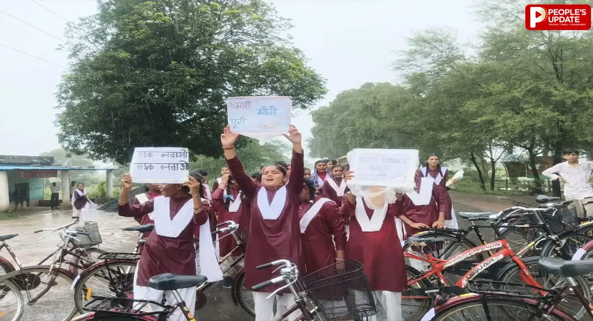 दमोह में सड़क के लिए सड़क पर उतरे छात्र, परेशान छात्रों ने रोका रास्ता, प्रशासन ने किया निरीक्षण