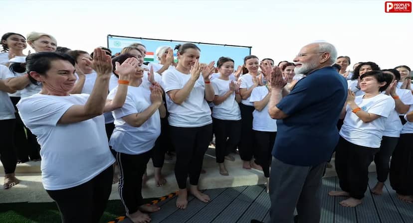 उज्बेकिस्तान पहुंचे PM मोदी, लोगों के साथ किया योग, फिर ली सेल्फी, देखें VIDEO