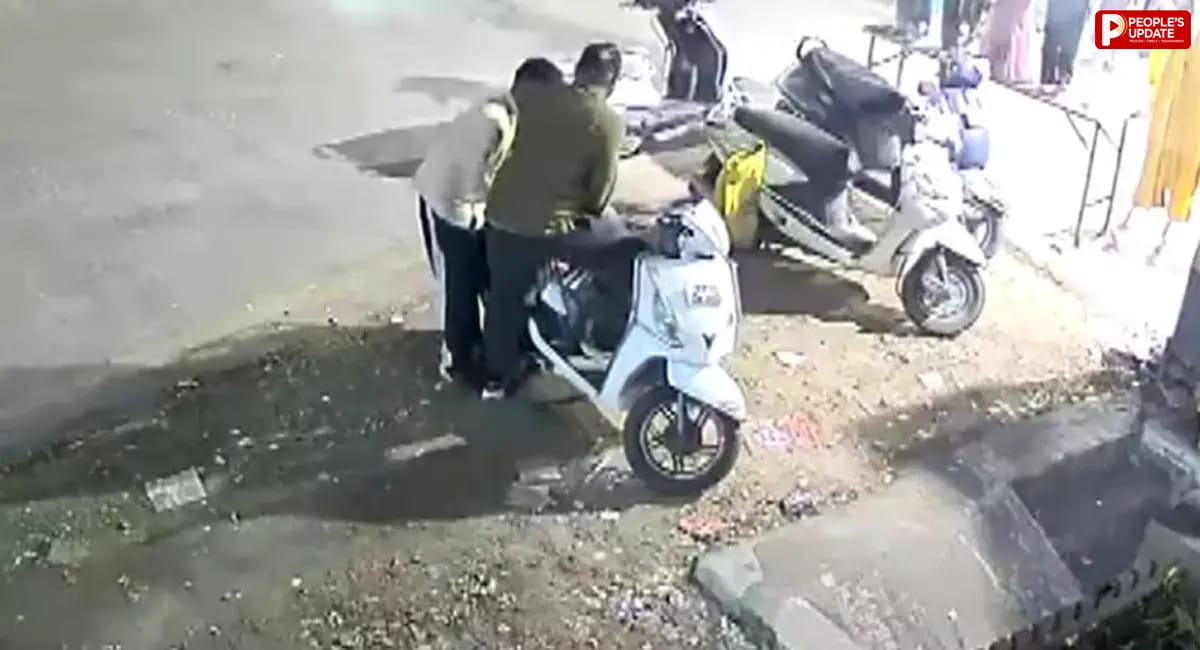 स्कूटी की डिक्की में रखे थे 9.50 लाख, चंद मिनटों में हुए चोरी, गांड़ी पार्क कर कपड़े खरीदने गया था कारोबारी