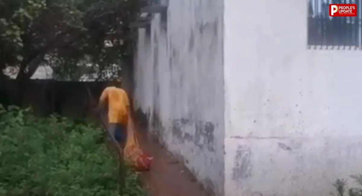 बक्सर में शव को स्ट्रेचर की जगह जमीन पर घसीटा, पोस्टमार्टम हाउस ले जाने का VIDEO VIRAL