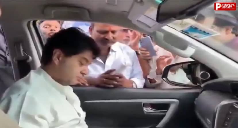 ‘रोड नहीं बनी तो वोट नहीं देंगे’... युवक की बात पर भड़के मंत्री सिंधिया