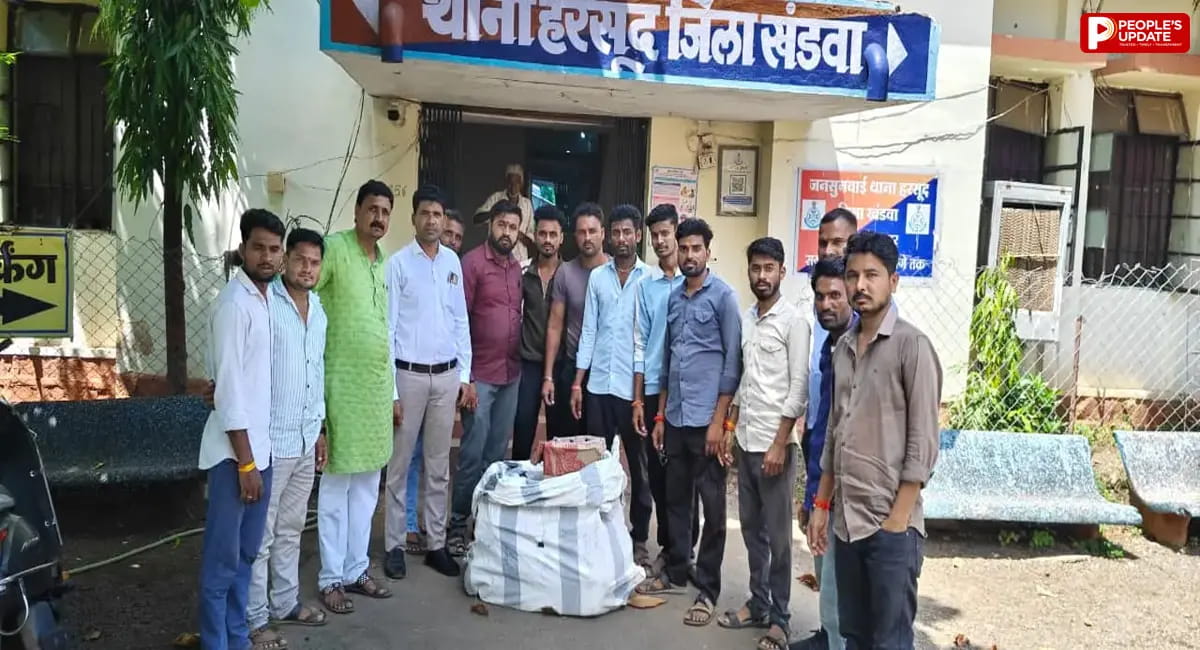 हरसूद में ग्रामीणों ने पकड़ी अवैध शराब की 7 से ज्यादा पेटियां, कर्मचारी फरार