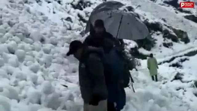 उत्तरकाशी में बारिश-बर्फबारी के बीच फंसे 136 ट्रेकर्स, 5 हेलीकॉप्टर तैनात, रेस्क्यू जारी