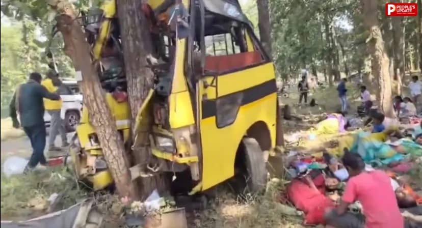 छत्तीसगढ़ में तेज रफ्तार बस पेड़ से टकराई, हादसे में 5 लोगों की मौत, 32 घायल