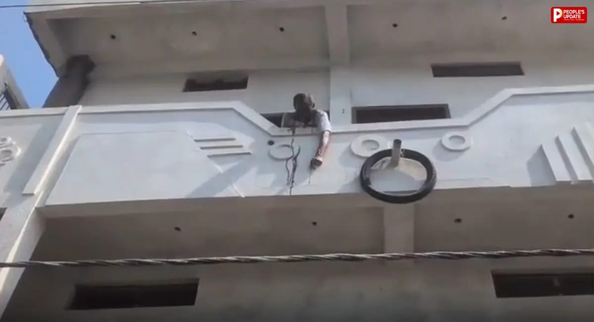 गुटखा थूकने छज्जे पर गया बुजुर्ग, 11 KV बिजली लाइन की चपेट में आते ही मौत! इलाके में मचा हड़कंप